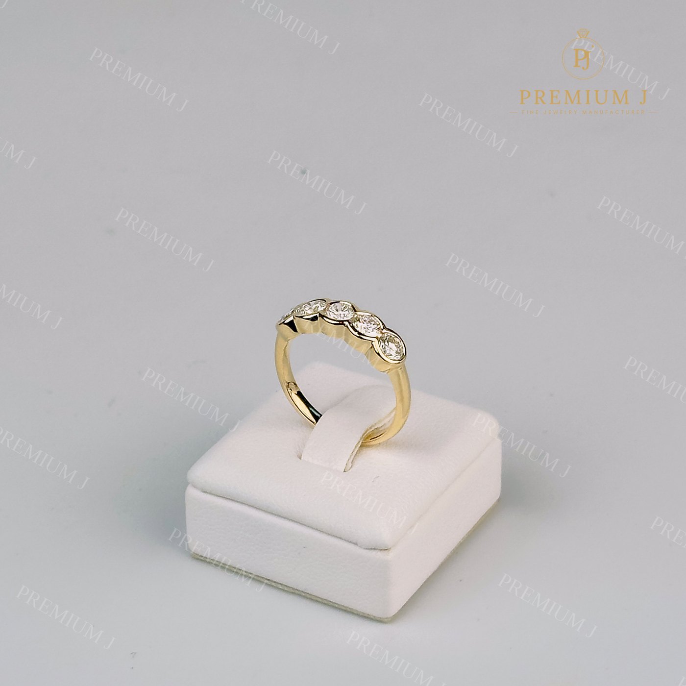 แหวนฝังหุ้มขอบ มุมเฉียง เห็นก้านแหวนเรียวและผิวเงาขัดมัน