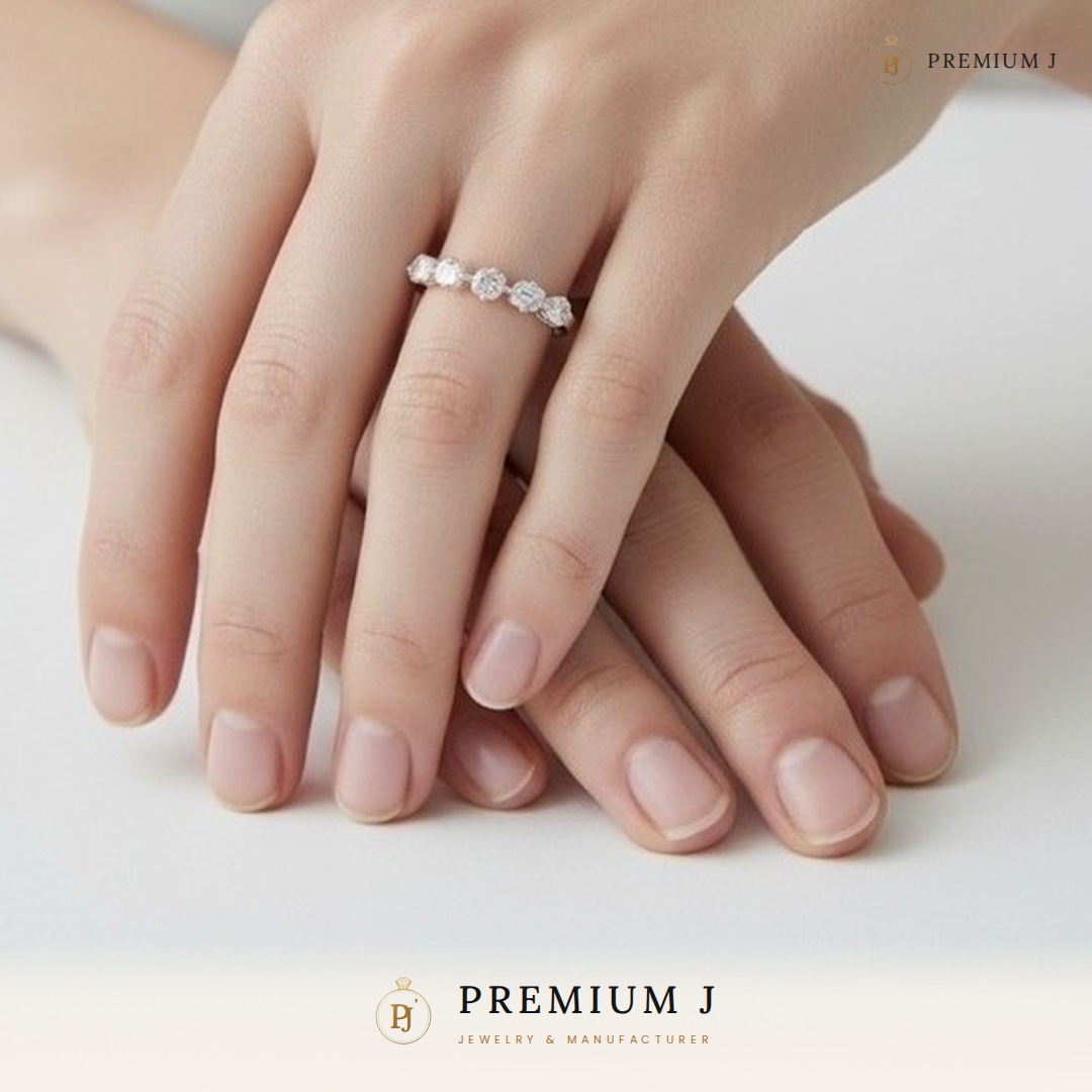 แหวนเพชร Emerald Cut 5 เม็ด สวมบนนิ้ว เห็นขนาดจริง